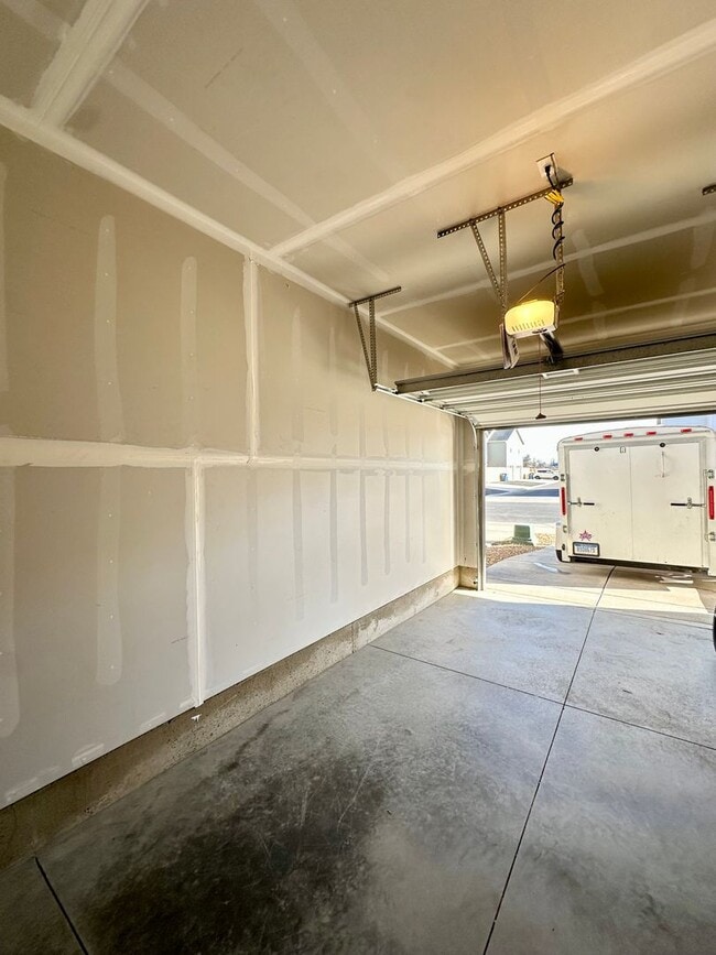 Building Photo - Bright & Modern in NW Redmond