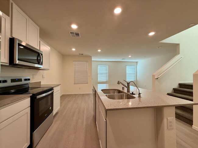 Building Photo - 3 BED 2.5 BATH 2 CAR GARAGE TOWNHOUSE W/ LOFT FOR RENT!!!