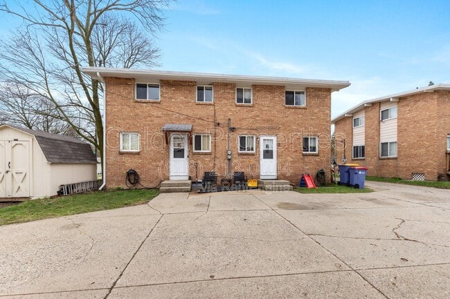 Building Photo - 841 Houseman Ave NE