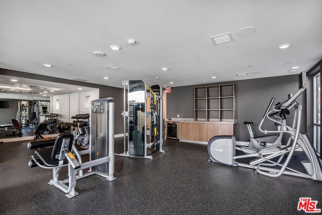 Building Photo - 453 S Kenmore Ave