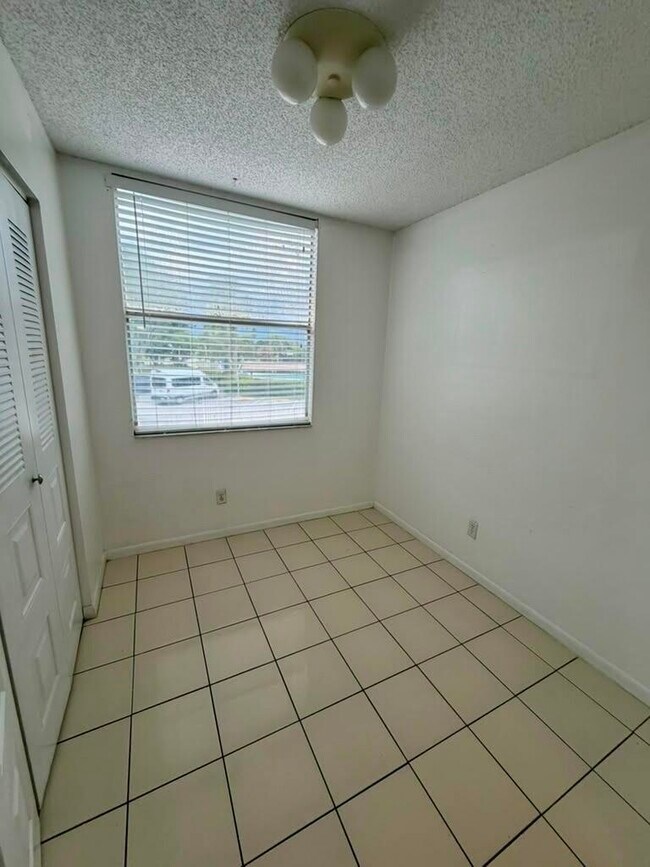 Building Photo - 7895 Margate Blvd