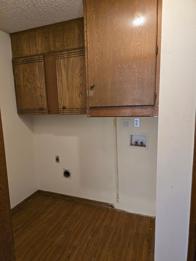 Building Photo - 700 Claremont Dr