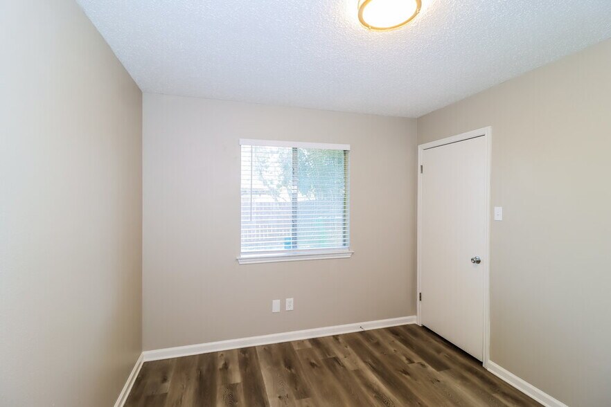 Building Photo - 911 Saunders Dr