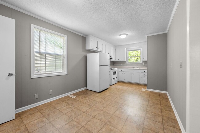 Building Photo - 3 Bedroom Pet Friendly Home For Rent Close To Post!