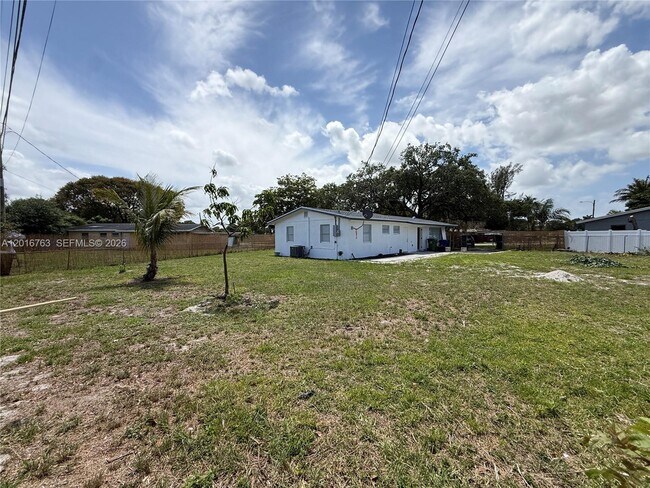 Building Photo - 1606 NW 12th Ave