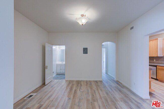 Building Photo - 320 S Reeves Dr