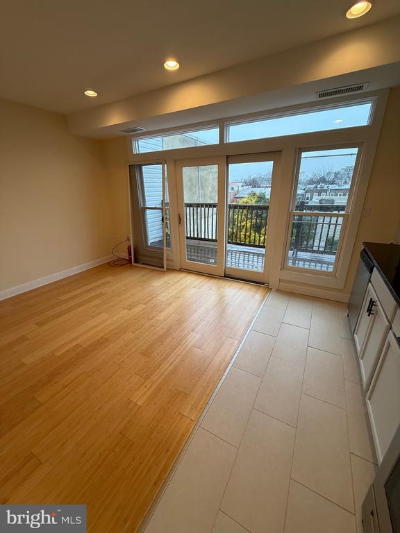 Building Photo - 532 8th St SE