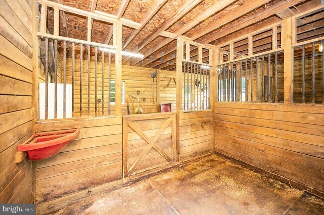 Building Photo - 8 Wilderness Ct