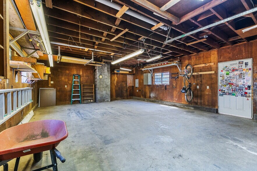 Building Photo - 2210 Hazel Ave NE