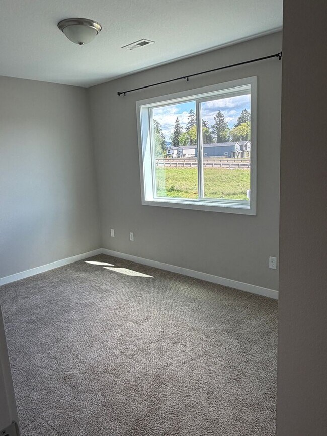 Building Photo - Lovely Home in Newberg's Riverfront Neighborhood