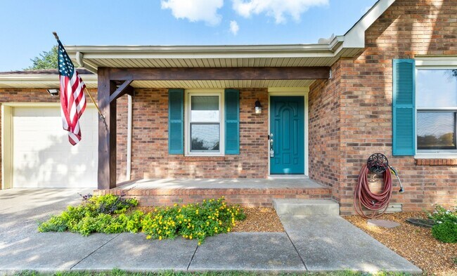 Building Photo - 737 W Creek Dr