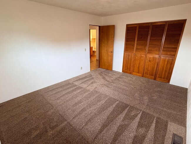 Building Photo - 1312 N Western Ave