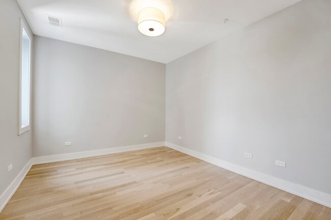 Building Photo - 2221 W Lawrence Ave