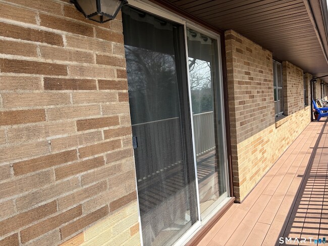 Building Photo - 888 Main St