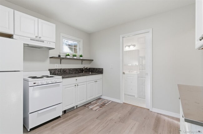 Building Photo - 120 Greenlawn Rd