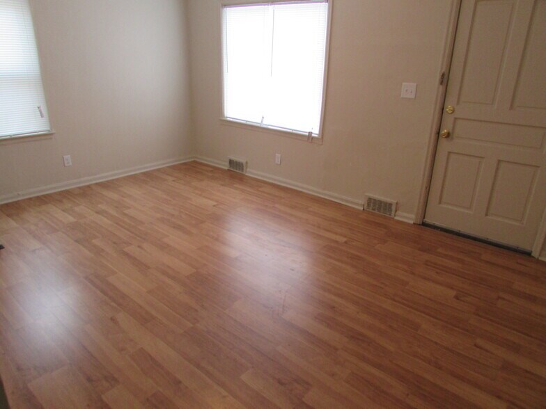 Building Photo - 2284 Hiawatha Park Dr