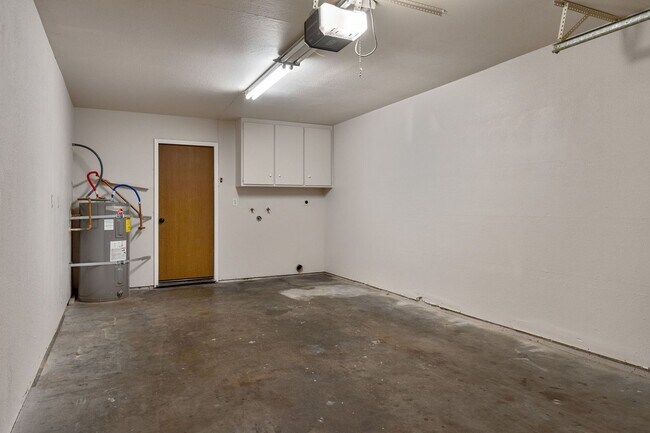 Building Photo - Updated 2 Bed, 2 Bath Duplex with Private Fenced Yard in Rescue!