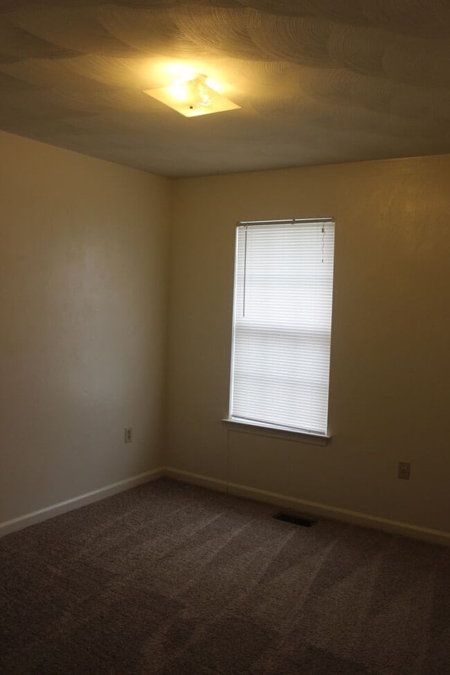 Building Photo - Rutherford Townhomes 4 Bedroom w/Den 3 Bathroom