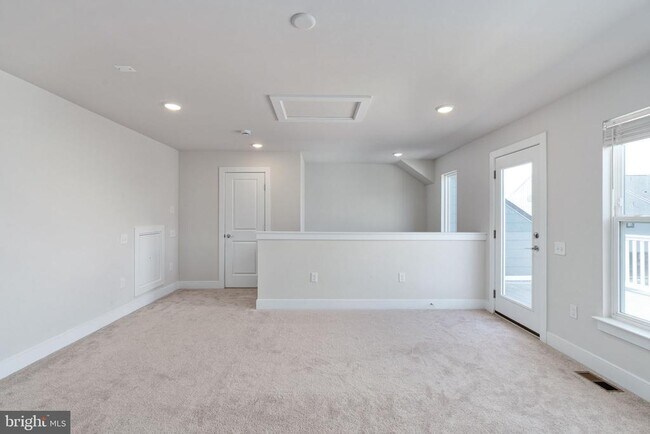 Building Photo - 1747 Riverbluff Ave