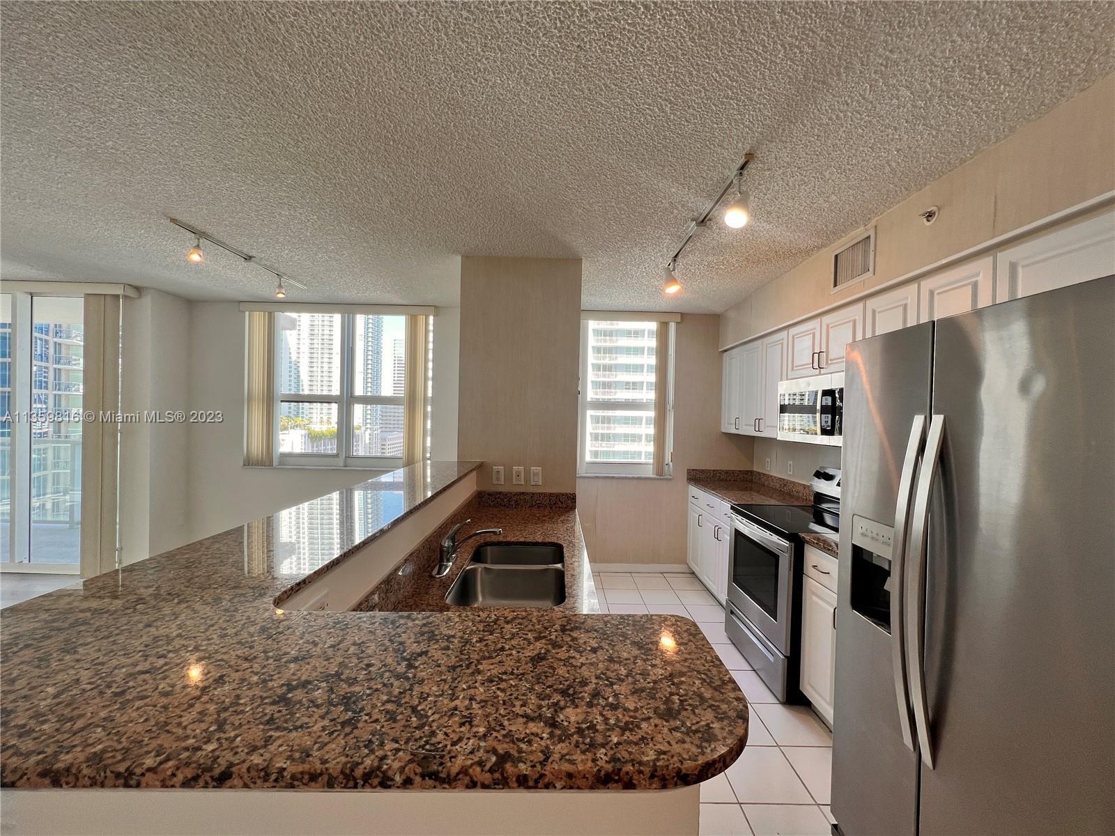 Building Photo - 1155 Brickell Bay Dr