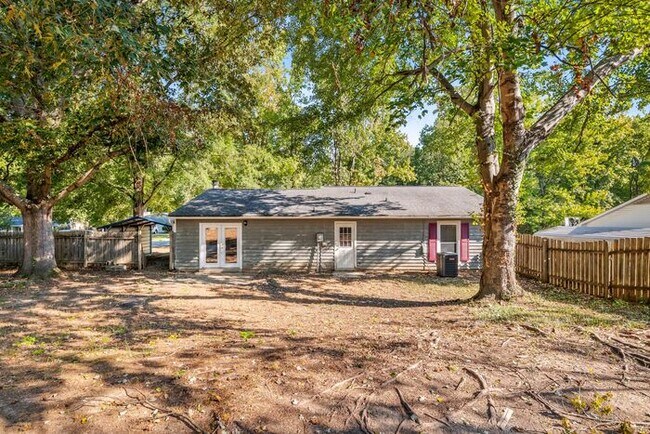 Building Photo - SW, Large Ranch home, Vaulted Ceilings, Fire Place, Fenced Yard!