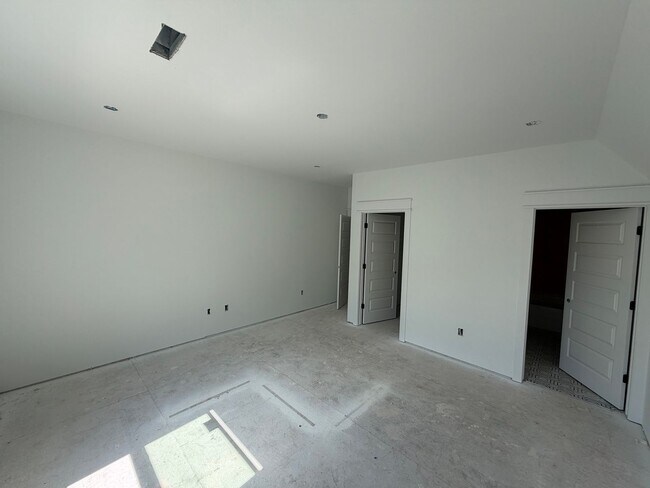 Building Photo - 904 N Sang Ave