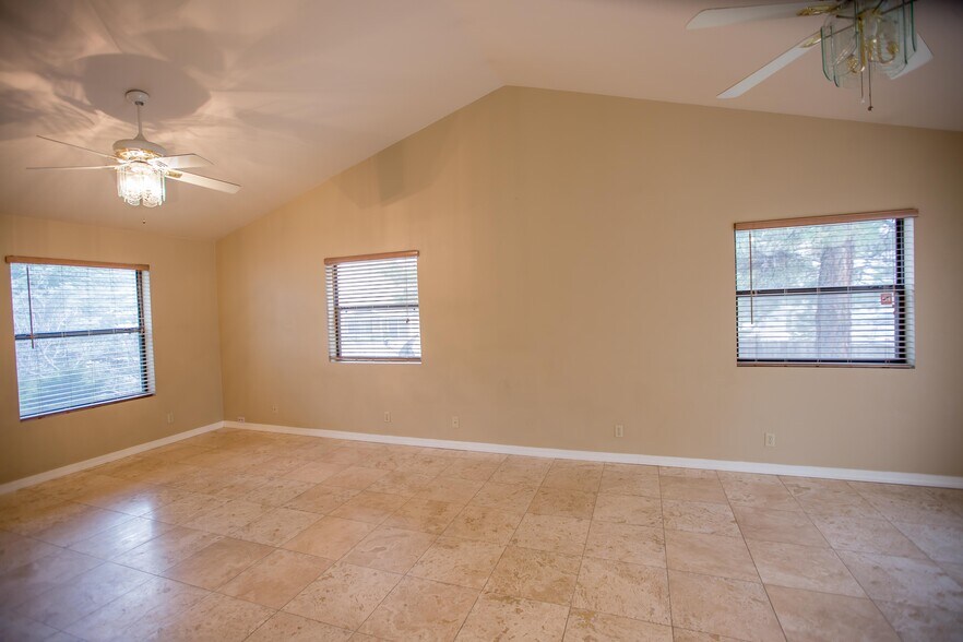 Building Photo - 2562 N Fox Run Dr