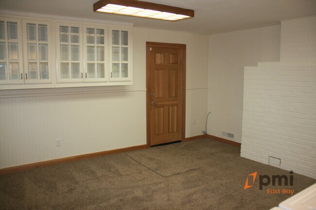 Building Photo - Cute House with Spacious Private Backyard