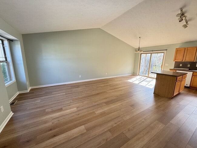 Building Photo - 2075 Janes Ave NE