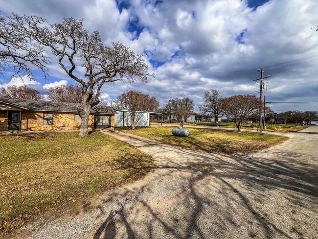 Building Photo - Adorable, Renovated 3/1 House with a Large...