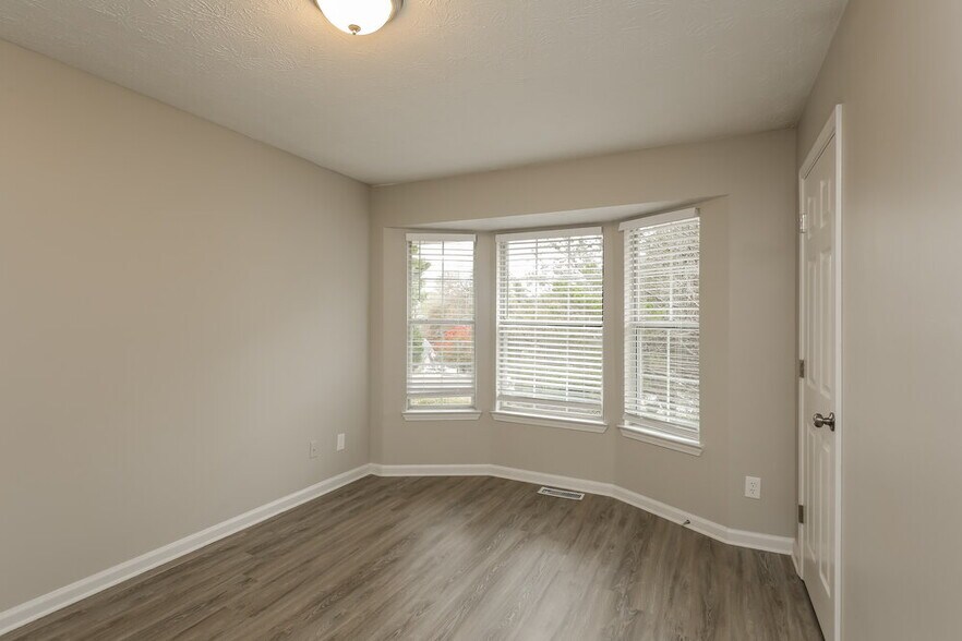 Building Photo - 1030 Sycamore Summit