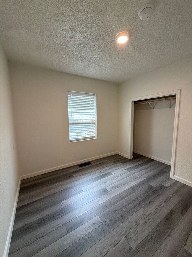 Building Photo - Freshly remodeled 3br 1ba, garage, LVP Flooring throughout.
