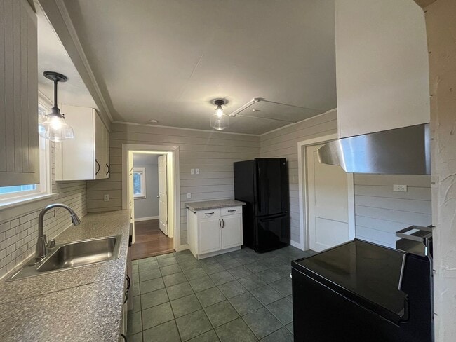 Building Photo - West Seattle - 2 bedroom and 1 bathroom