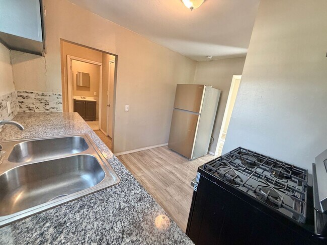 Building Photo - 2 bed cute home