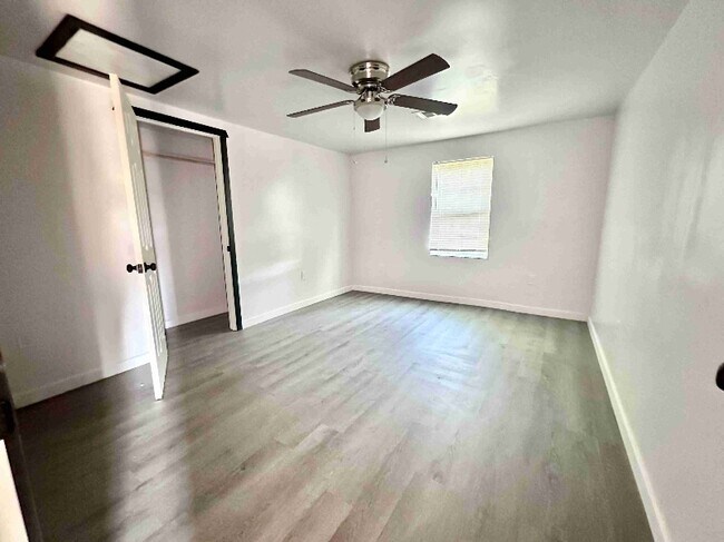 Building Photo - 719 S Poplar St