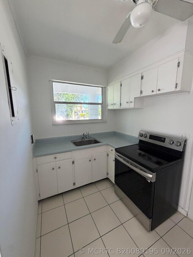 Building Photo - 5806 N Flagler Dr