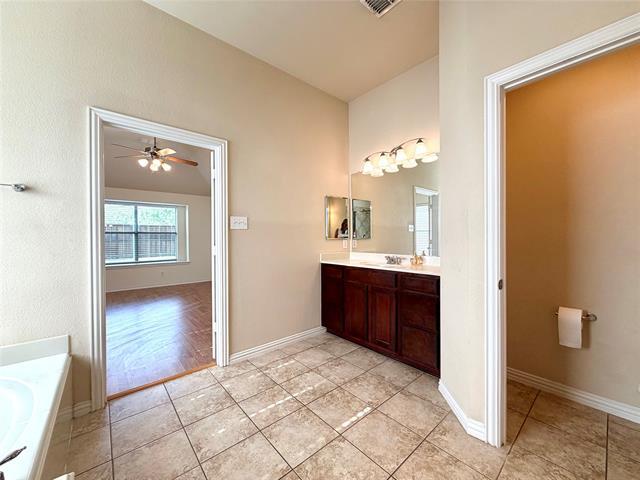 Building Photo - 9404 Caliente Dr