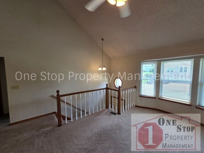 Building Photo - Spacious 3 bedroom, 2 bathroom duplex in Kansas City North!