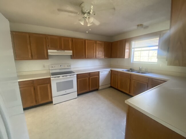 Kitchen - 1464 Waynesboro Ln