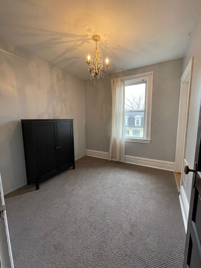 Building Photo - Updated 3 Bedroom home with modern amenities!