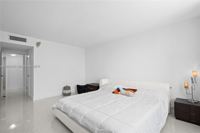 Building Photo - 2751 S Ocean Dr