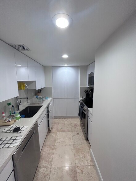 Primary Photo - 9801 Collins Ave