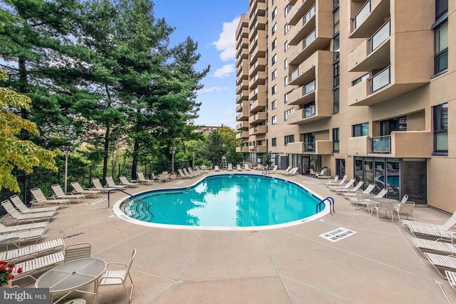 Building Photo - 1101 S Arlington Ridge Rd
