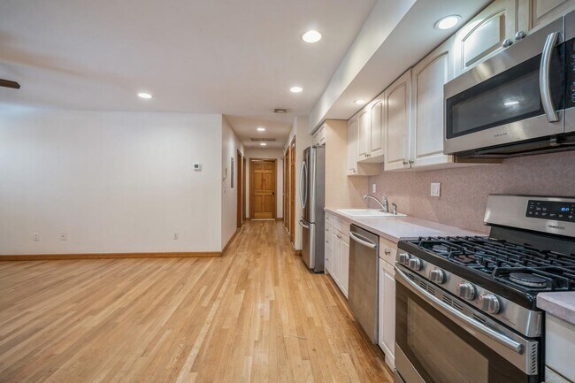 Building Photo - 422 Monroe St