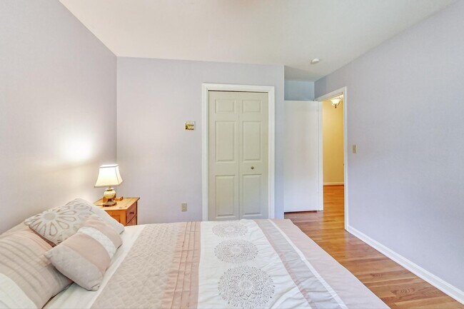 Building Photo - Nice SF 4bed+ 3 bath / close to Metro