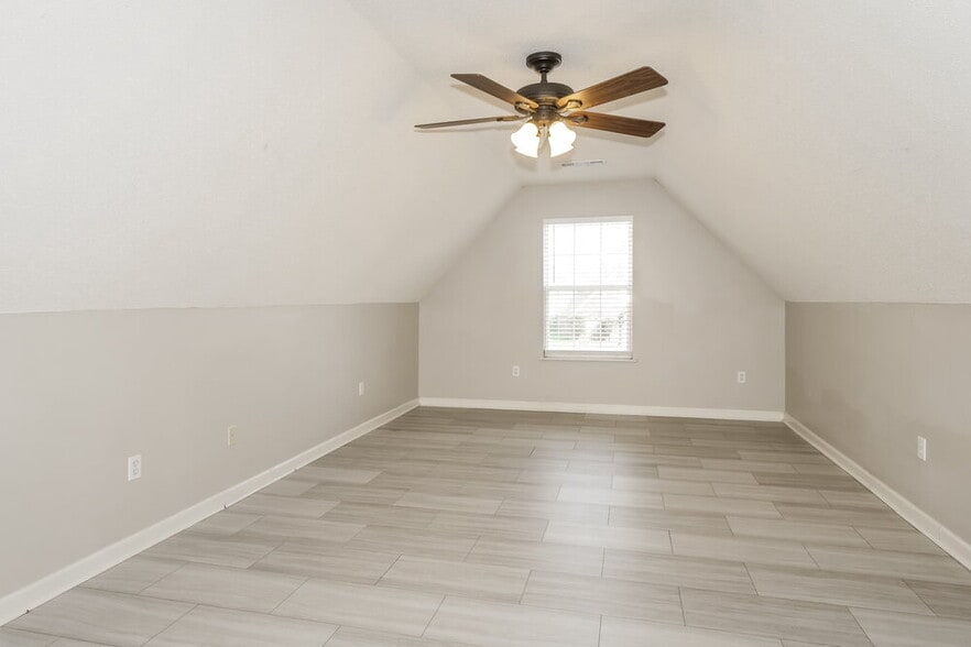 Building Photo - 751 Northwood West Cove