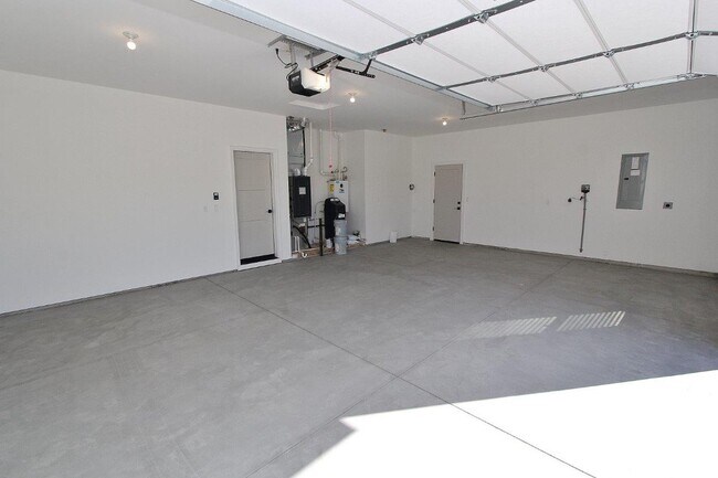 Building Photo - Immaculate Single-Level Patio Home