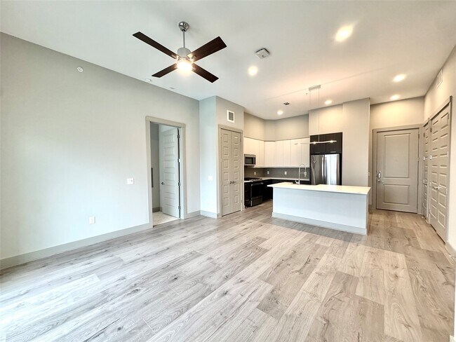 Building Photo - 401 W 25th St