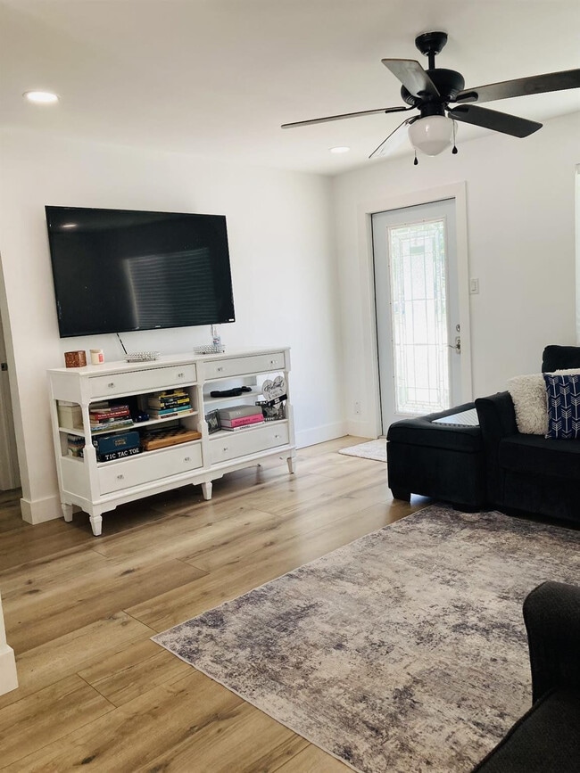 Building Photo - 2640 NE 10th Terrace