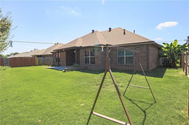 Building Photo - 2306 SW Cadwell Ave